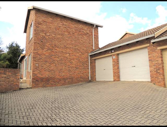 3 BEDROOM TOWNHOUSE FOR SALE IN WILGEHEUWEL